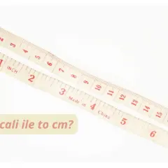 Dwie miarki krawieckie z podziałką w calach i centymetrach.
