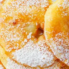 Jabłka w cieście na patelni - szybki przepis na pyszny deser