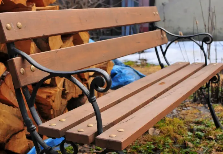 Jak pomalować drewnianą ławkę ogrodową, aby przetrwała lata?