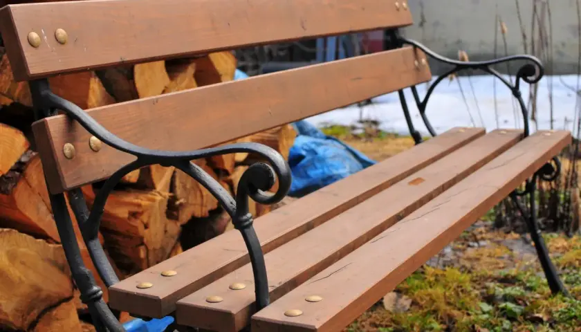 Jak pomalować drewnianą ławkę ogrodową, aby przetrwała lata?