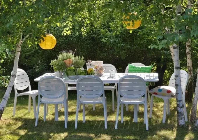 Jak wyczyścić meble ogrodowe plastikowe i przywrócić im blask