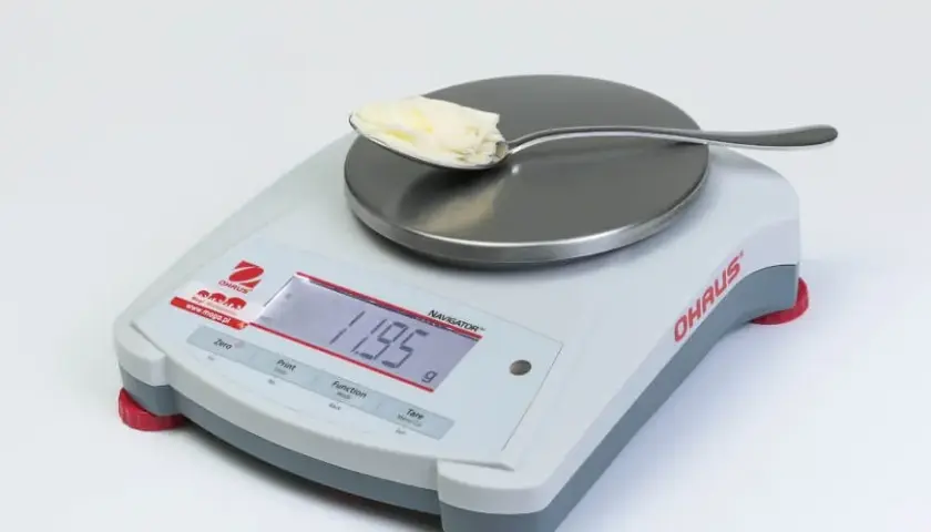 Ile to jest 50 g masła? Łatwe sposoby odmierzania w kuchni
