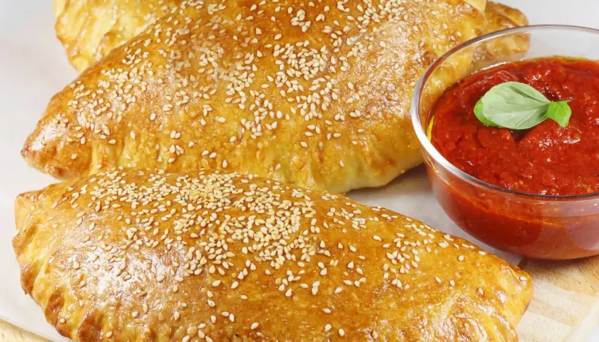 Calzone z gotowego ciasta na pizzę - idealny pomysł na obiad