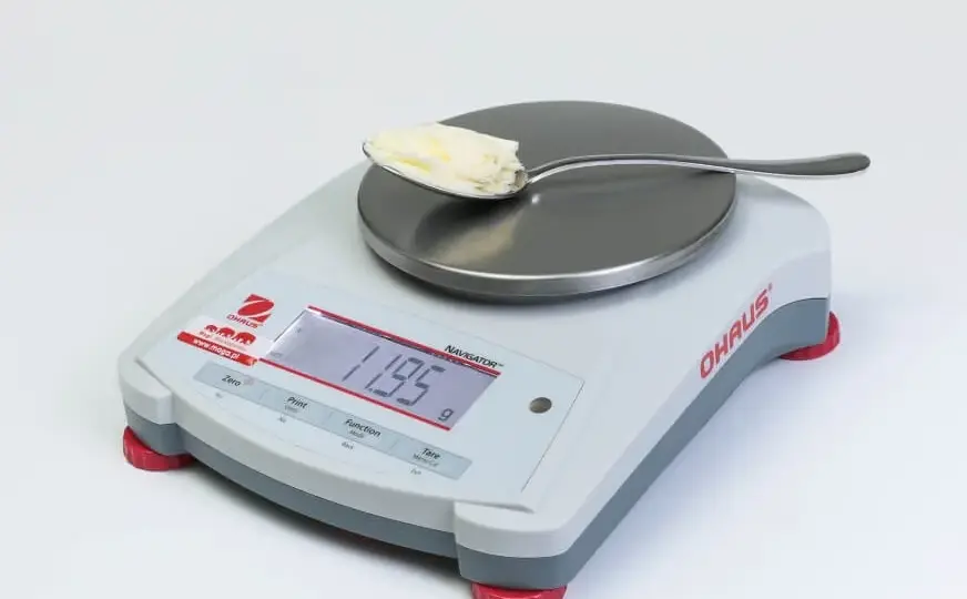 Ile to jest 50 g masła? Łatwe sposoby odmierzania w kuchni