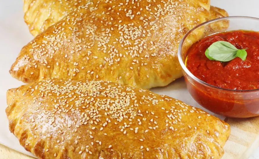 Calzone z gotowego ciasta na pizzę - idealny pomysł na obiad