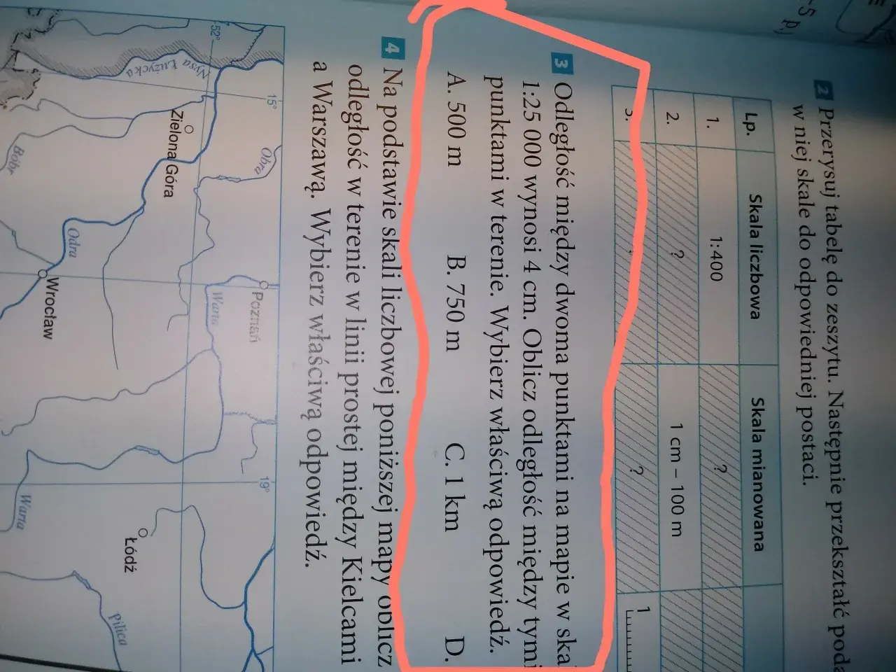 Fragment mapy Polski z zaznaczonymi miastami i pytaniami dotyczącymi skali.