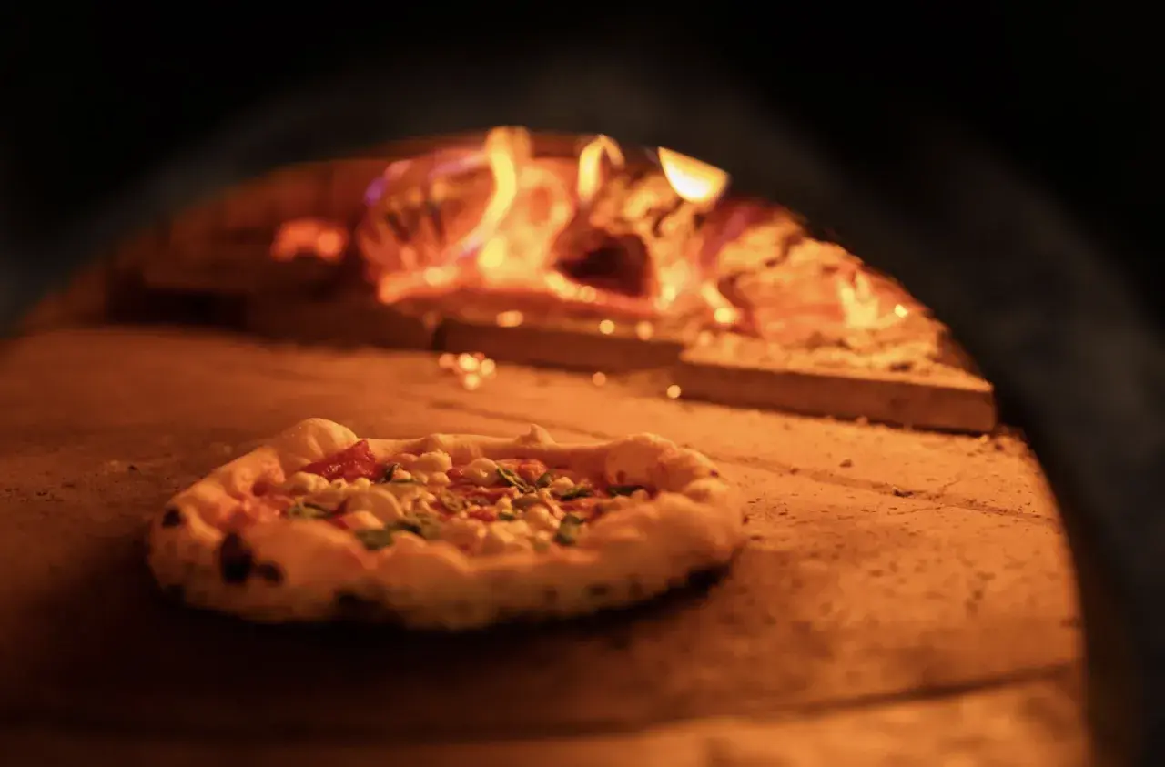 tradycyjna włoska pizza w piecu opalanym drewnem